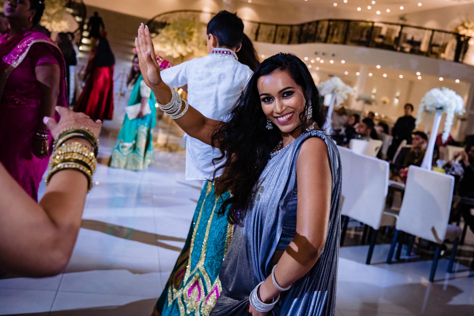 Hindoestaanse dame  trouwfeest gaat los door trouwfotograaf rey events almere
