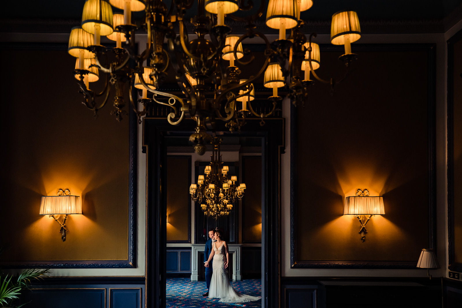 Fotoshoot bruidspaar hotel Des Indes Trouwfotograaf Den Haag