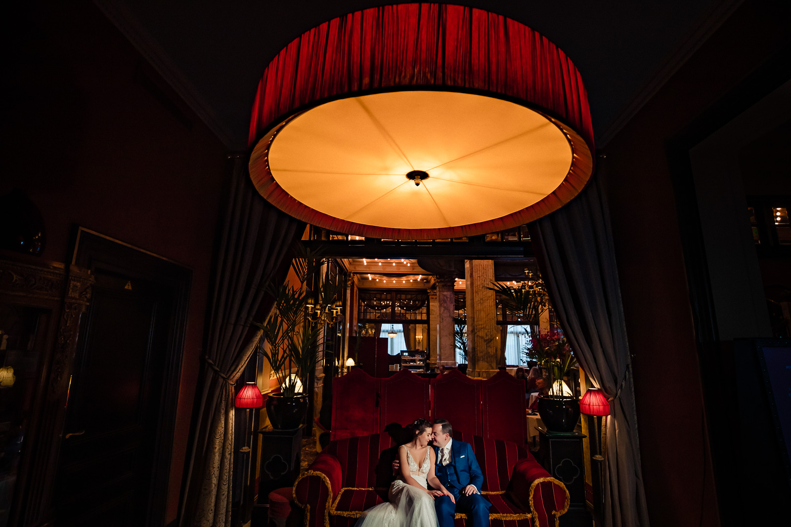 Fotoshoot bruidspaar lobby hotel Des Indes Trouwfotograaf Den Haag
