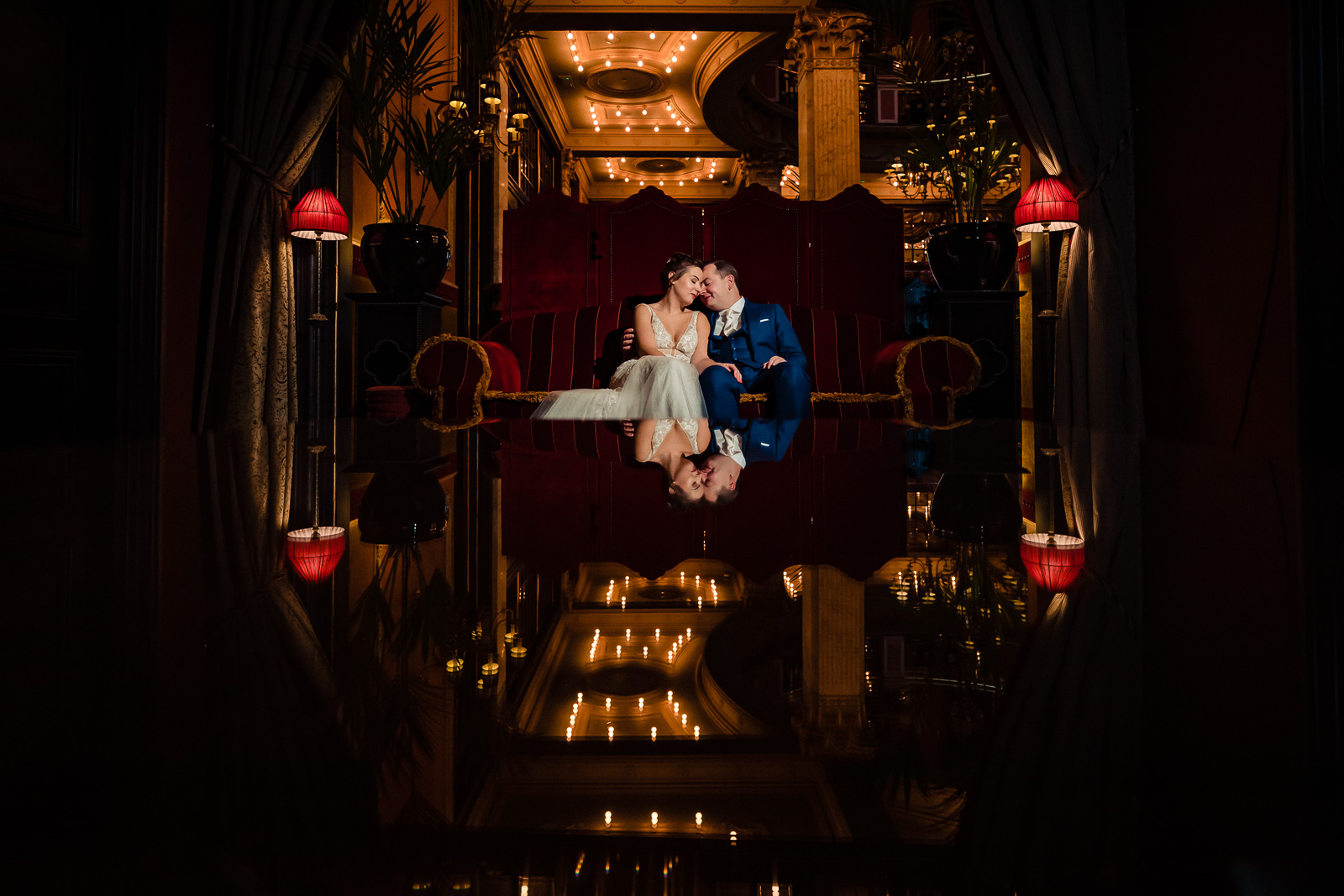 Fotoshoot bruidspaar lobby hotel Des Indes bruidsfotograaf Den Haag