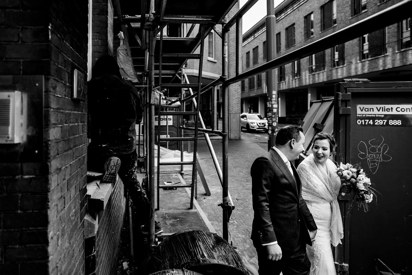 Fotoshoot bruidspaar op weg naar de kerk Trouwfotograaf Den Haag