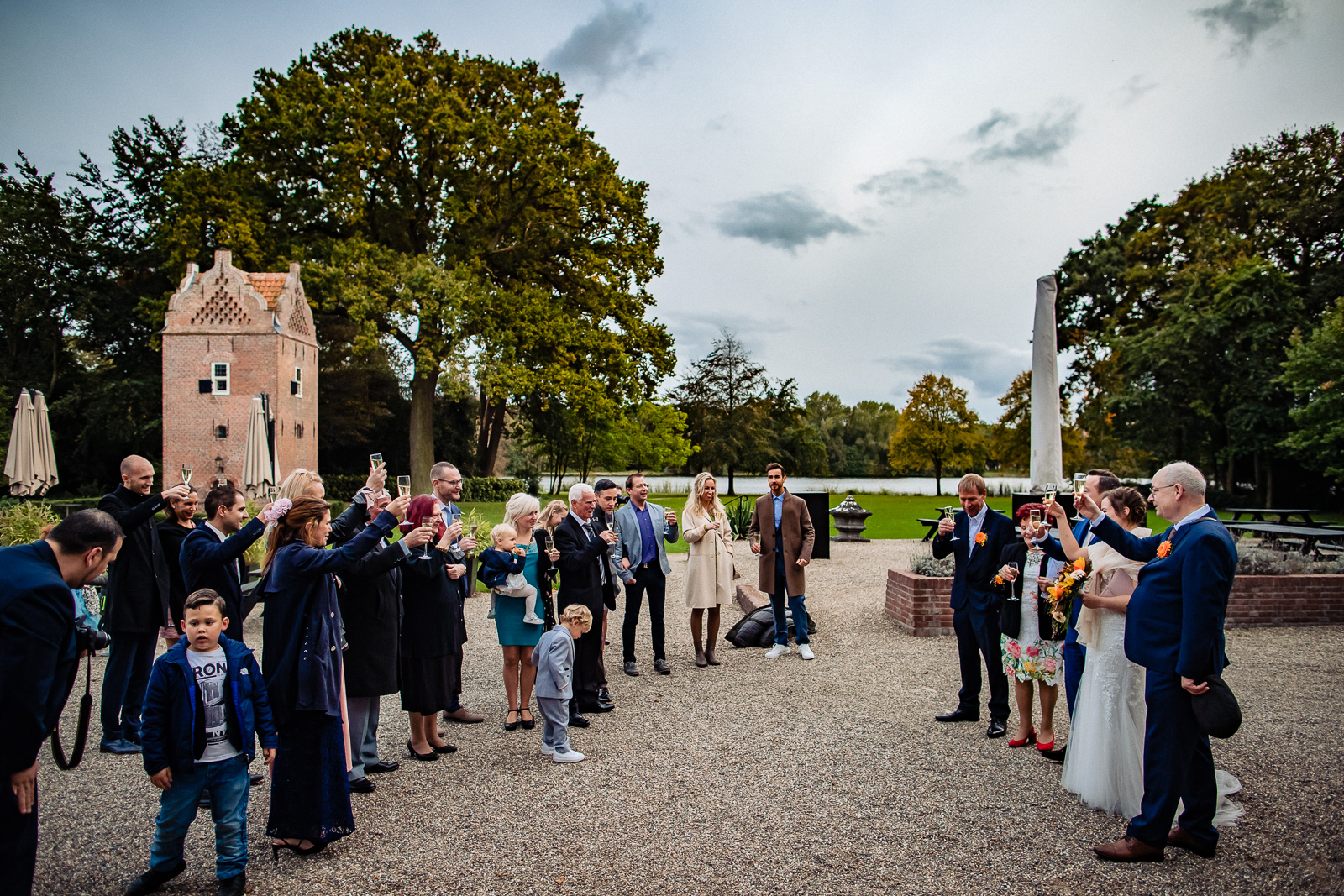 Bruidspaar komt aan bij Landgoed Te Werve trouwfotograaf Den Haag