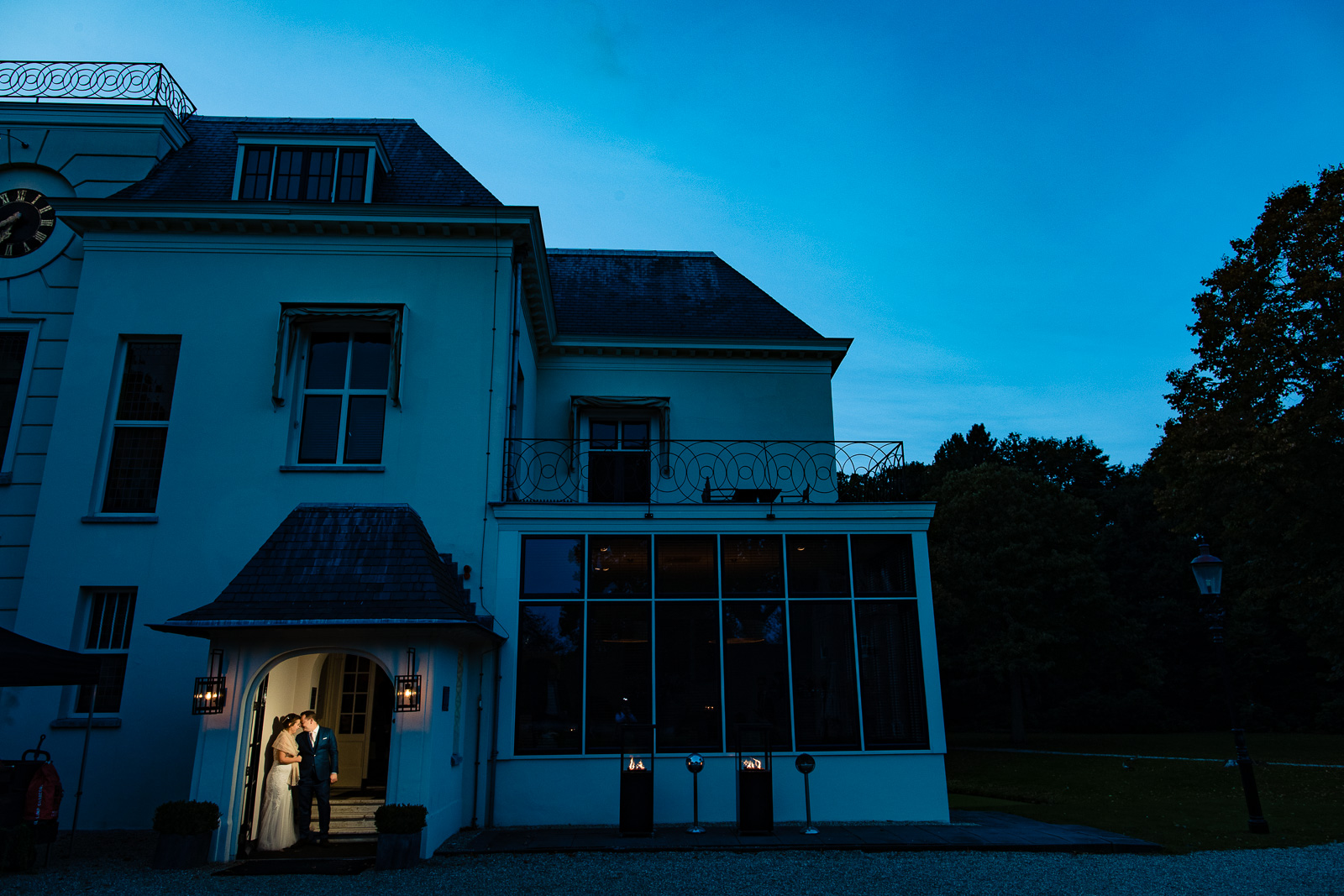 blue hour foto met bruidspaar bij landgoed te werve rijswijk trouwfotograaf den haag