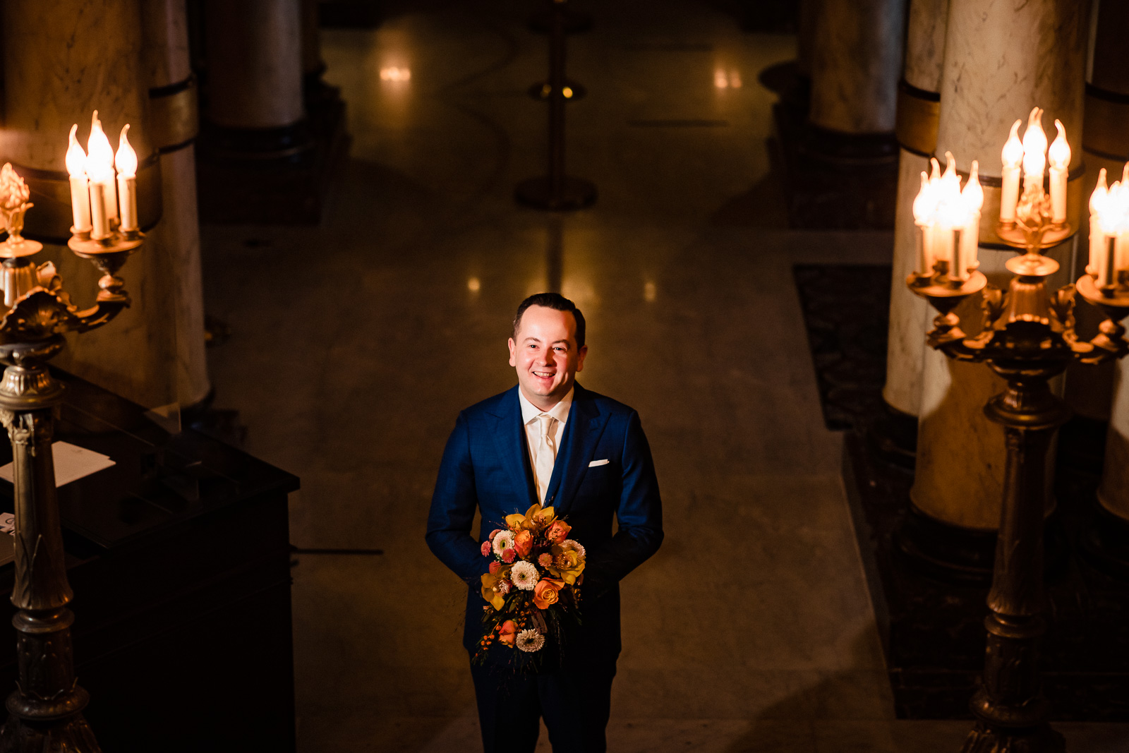 bruidegom reactie First look bruidspaar hotel Des Indes Trouwfotograaf Den Haag