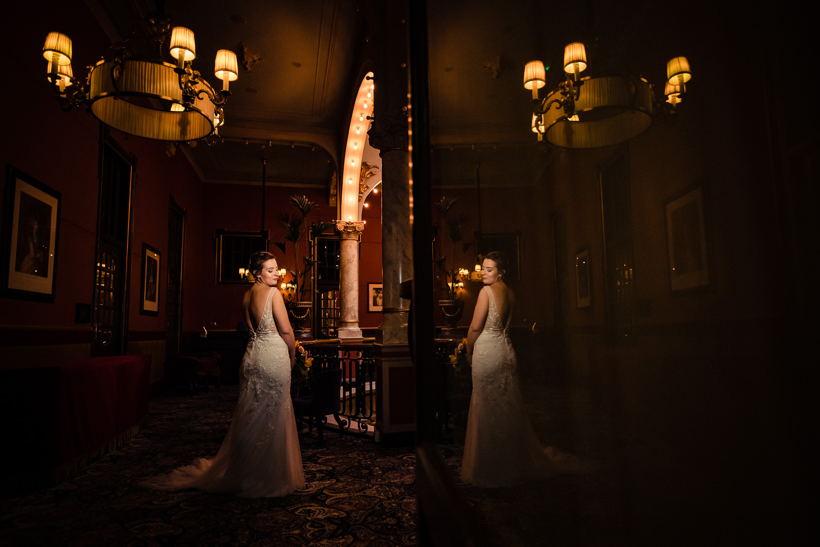 Fotoshoot bruidspaar hotel Des Indes Trouwfotograaf Den Haag