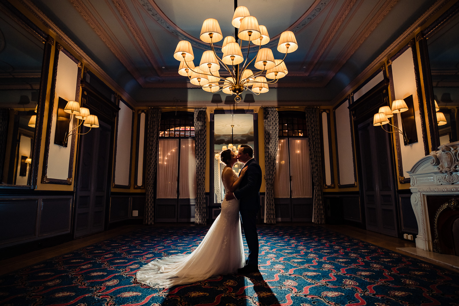 Fotoshoot bruid en bruidegom hotel Des Indes Trouwfotograaf Den Haag