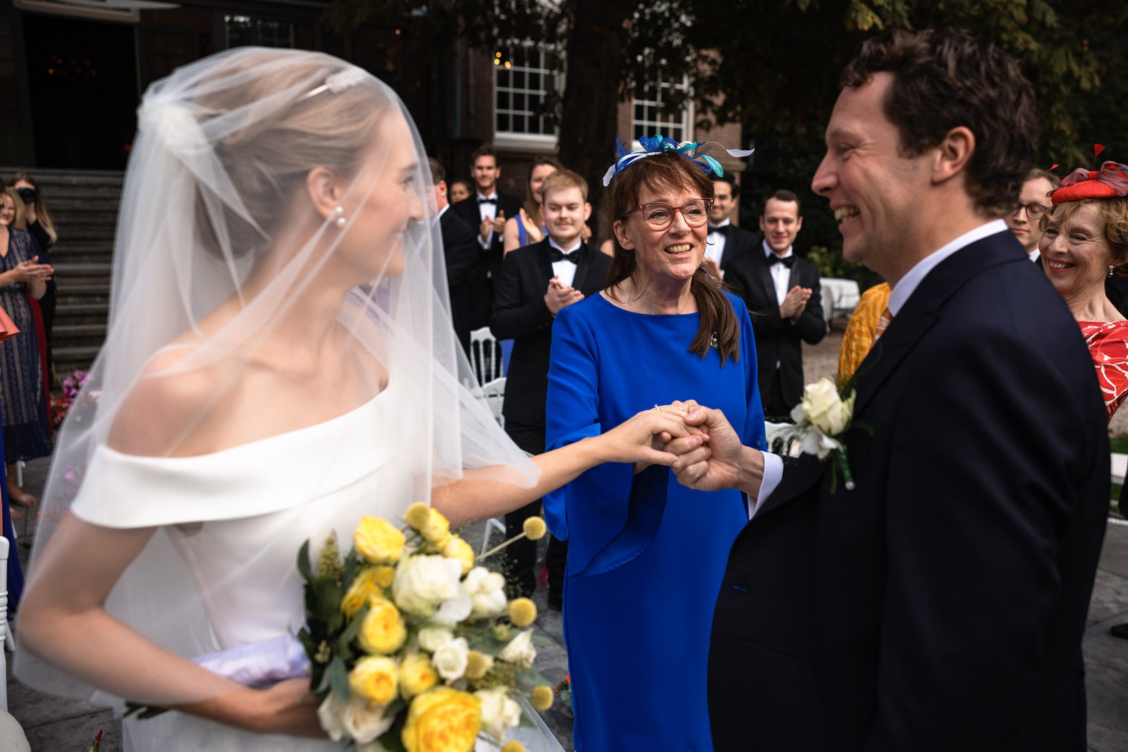 Moeder overhandigd haar dochter aan de bruidegom voor de start van de ceremonie bij kasteel de Wittenburg in Wassenaar