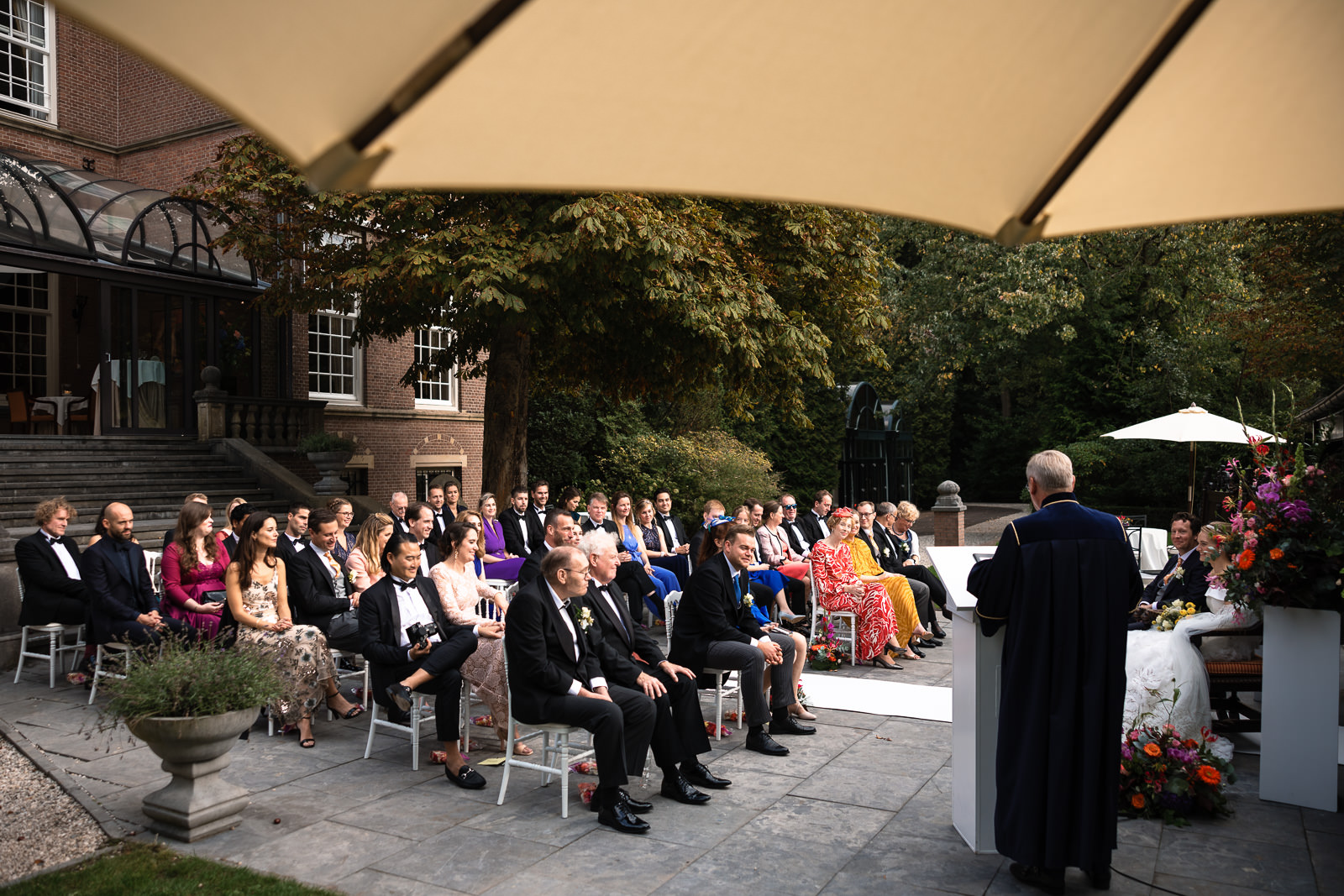 Buiten ceremonie bij kasteel de Wittenburg in Wassenaar