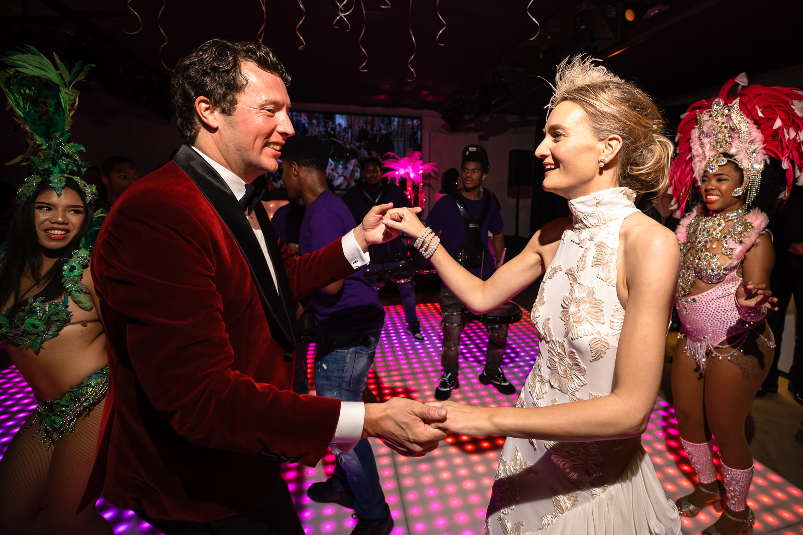 Bruid en bruidegom dansen samen met danseressen op de drum beats van de Legendairs op huwelijks feest bij Kasteel de Wittenburg in Wassenaar