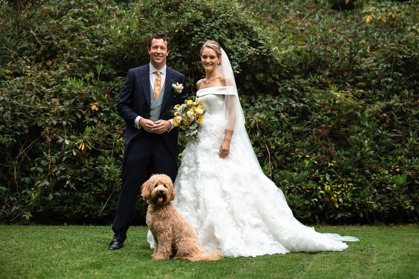 Bruidspaar met hond familie portret bij kasteel de Wittenburg in Wassenaar