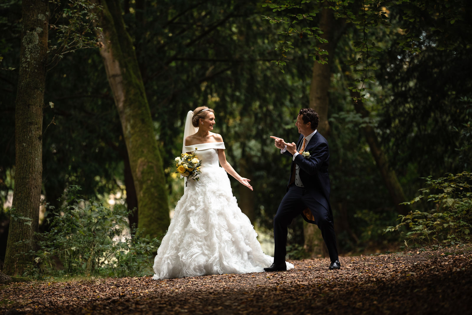 grappig moment bruid en bruidegom tijdens fotoshoot bij kasteel de Wittenburg in Wassenaar