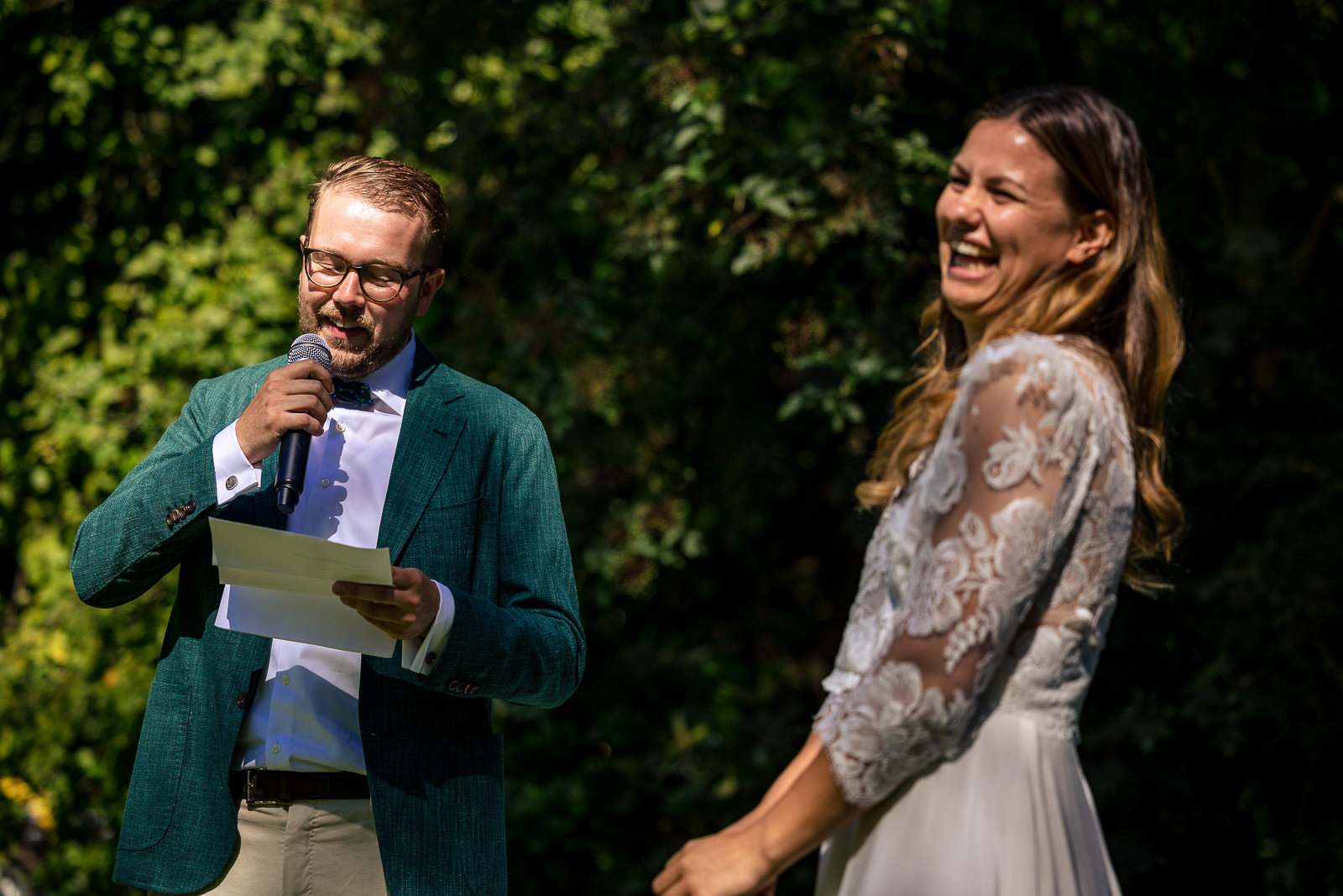 Mooie Trouwgeloften van het bruidspaar door Trouwfotograaf Het Koetshuis in Bennekom