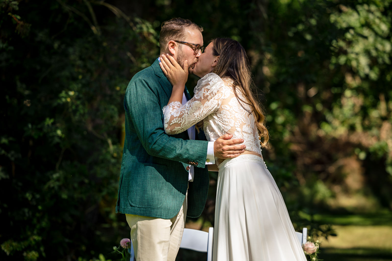 First kiss van het bruidspaar door Trouwfotograaf Het Koetshuis in Bennekom