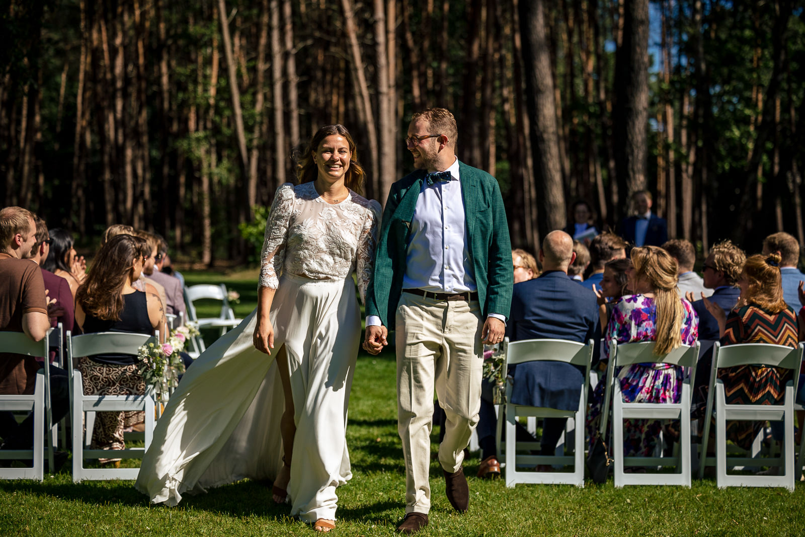 Pas getrouwd bruidspaar door Trouwfotograaf Het Koetshuis in Bennekom