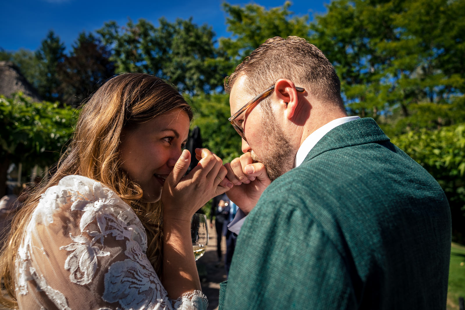 Intieme en persoonlijke felicitatie bruidspaar door Trouwfotograaf Het Koetshuis in Bennekom