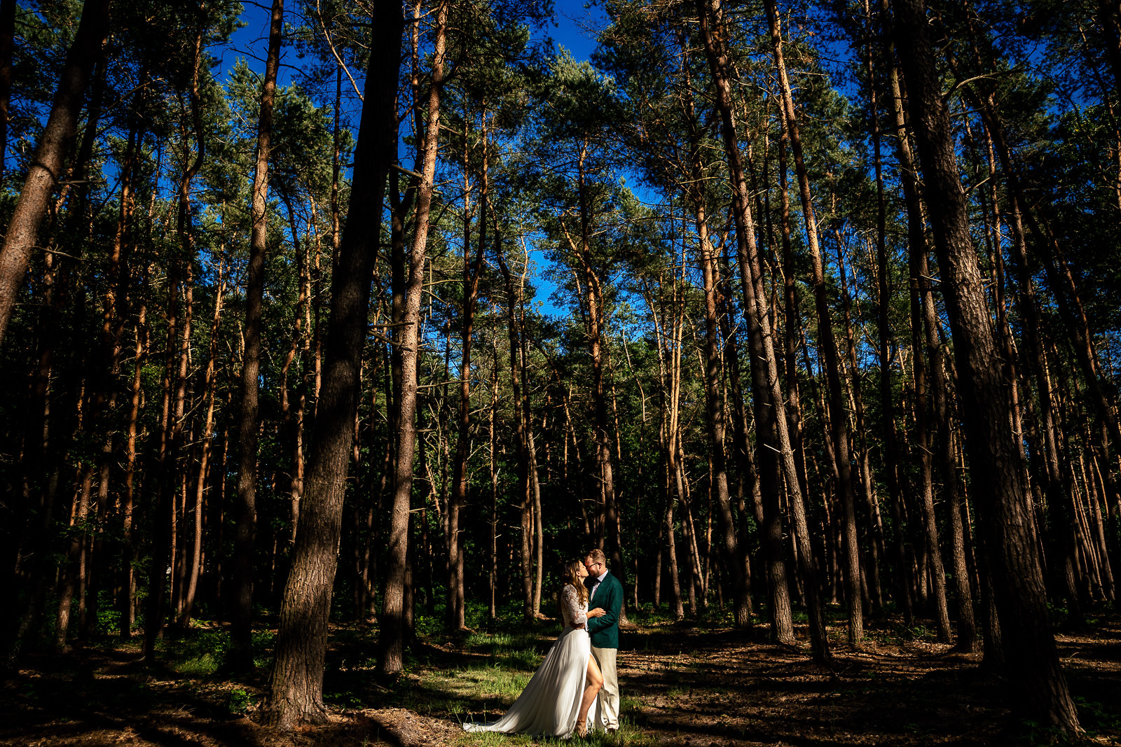 Trouw fotoshoot bruidspaar door Trouwfotograaf Het Koetshuis in Bennekom