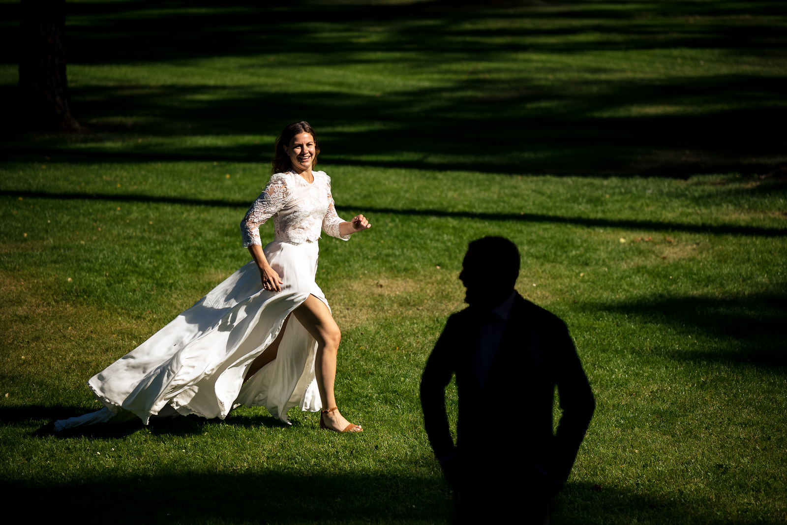 Trouw fotoshoot bruidspaar op grasveld door Trouwfotograaf Het Koetshuis in Bennekom