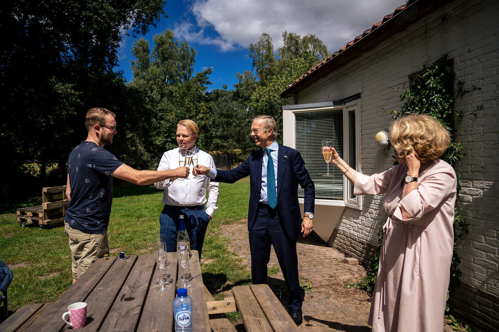 Voorbereidingen bruidegom proost moment door Trouwfotograaf Het Koetshuis in Bennekom