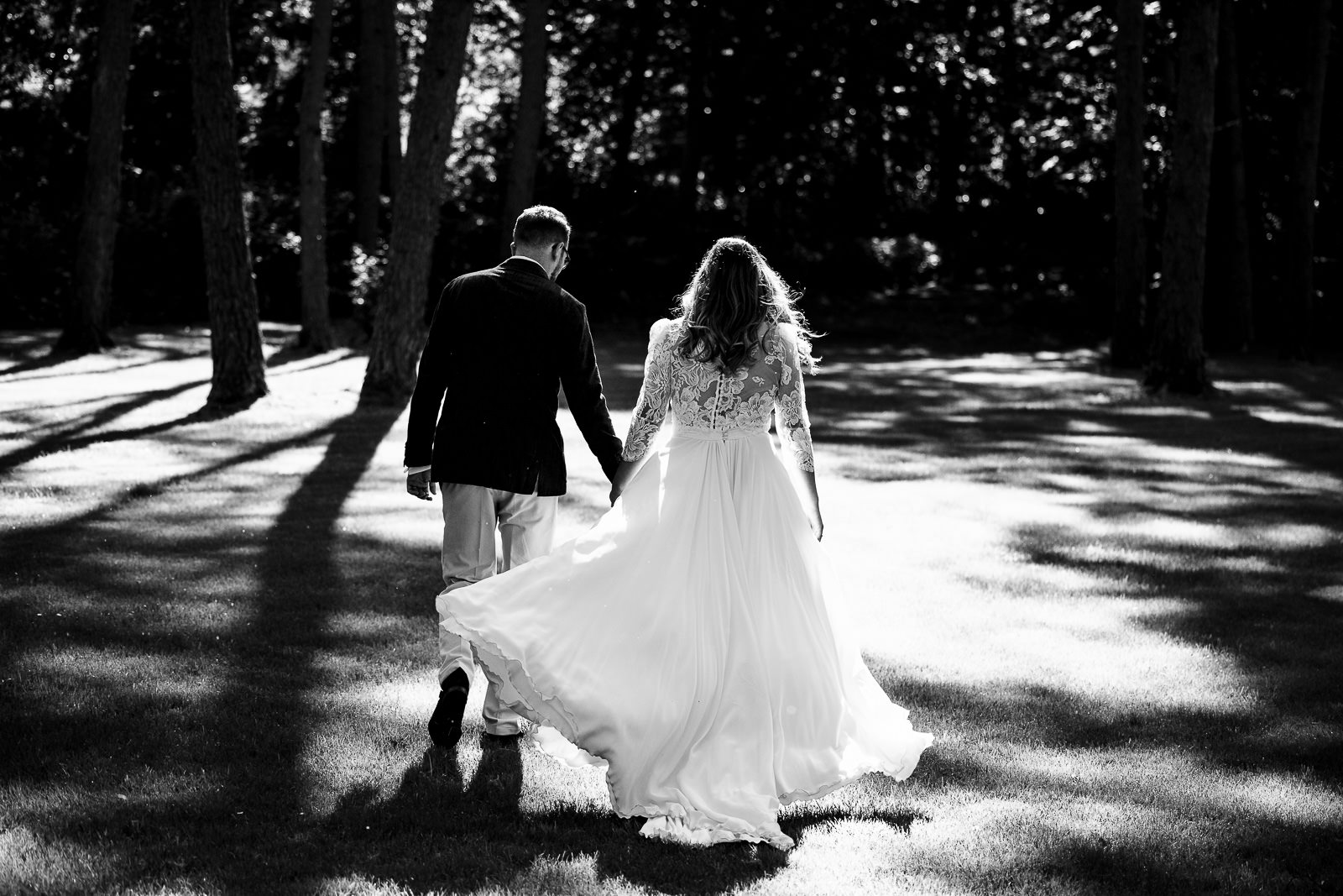Trouw fotoshoot bruidspaar zwart wit foto door Trouwfotograaf Het Koetshuis in Bennekom