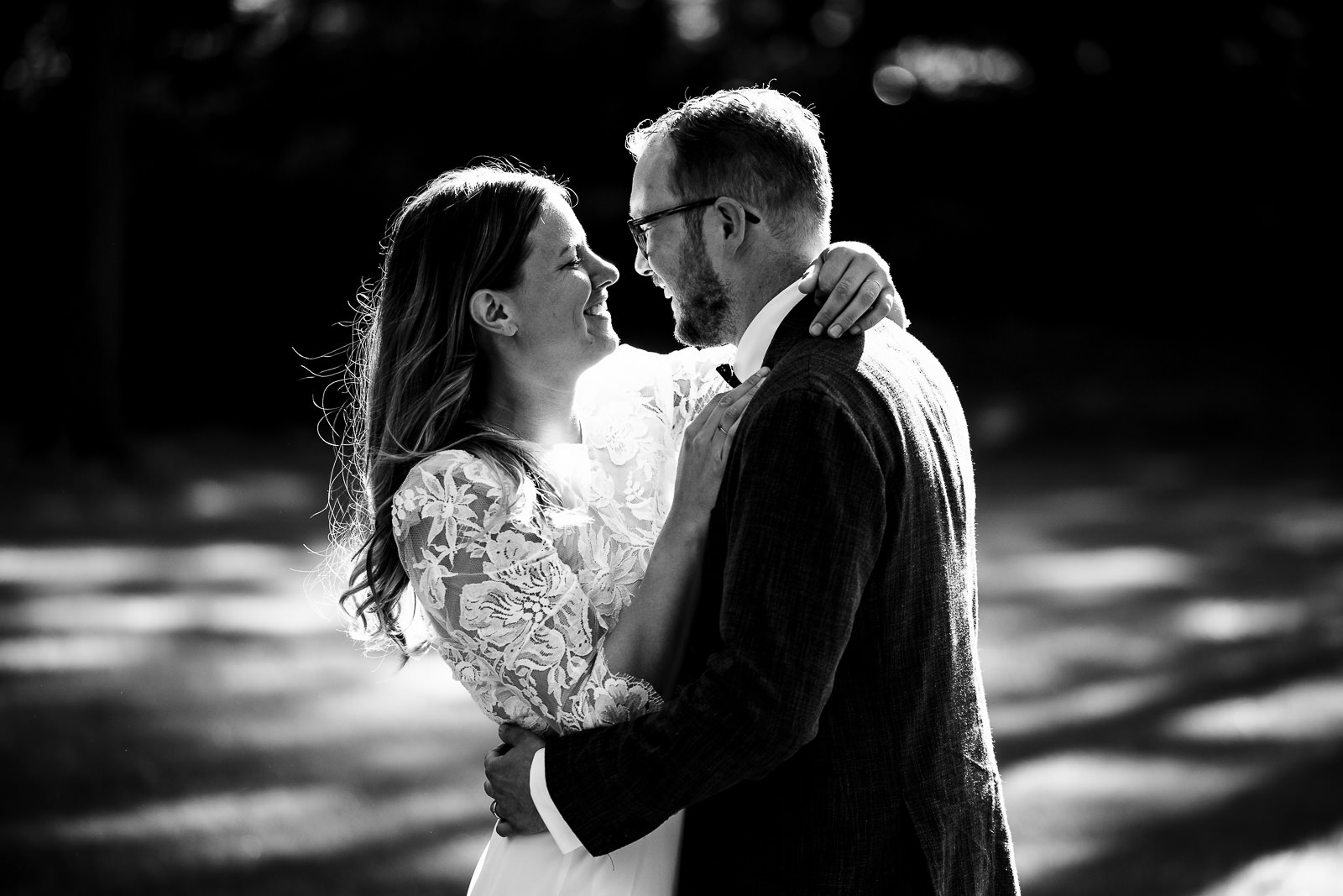 Lieve knuffel van bruidspaar tijdens de fotoshoot door Trouwfotograaf Het Koetshuis in Bennekom