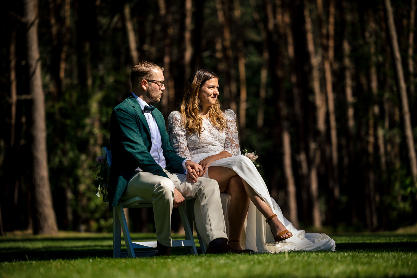 Bruid en Bruidegom zitten tijdens de ceremonie in de prachtige omgeving van het Koetshuis in Bennekom