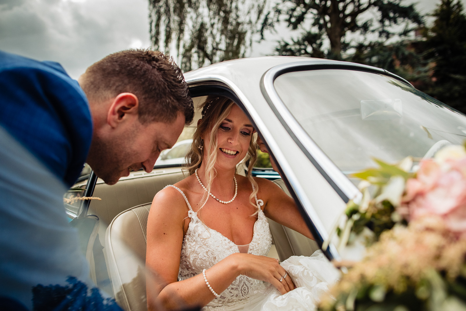 bruid stapt in trouwauto Trouwfotograaf Vlaardingen