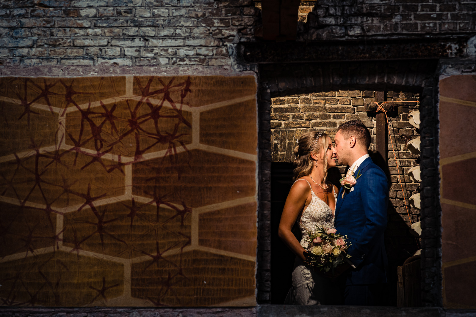 Fotoshoot bruidegom en bruid Soda fabriek Trouwfotograaf Vlaardingen