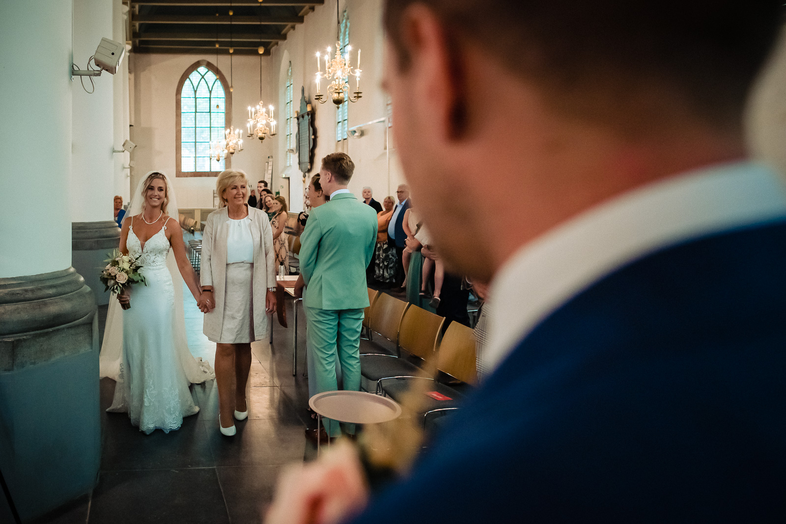 binnenkomst bruid met moeder grote kerk vlaardingen