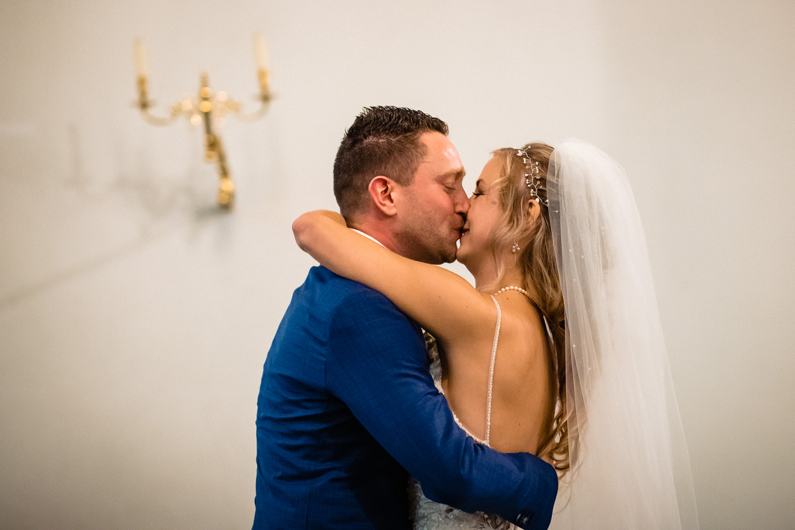 first kiss bruidspaar grote kerk vlaardingen