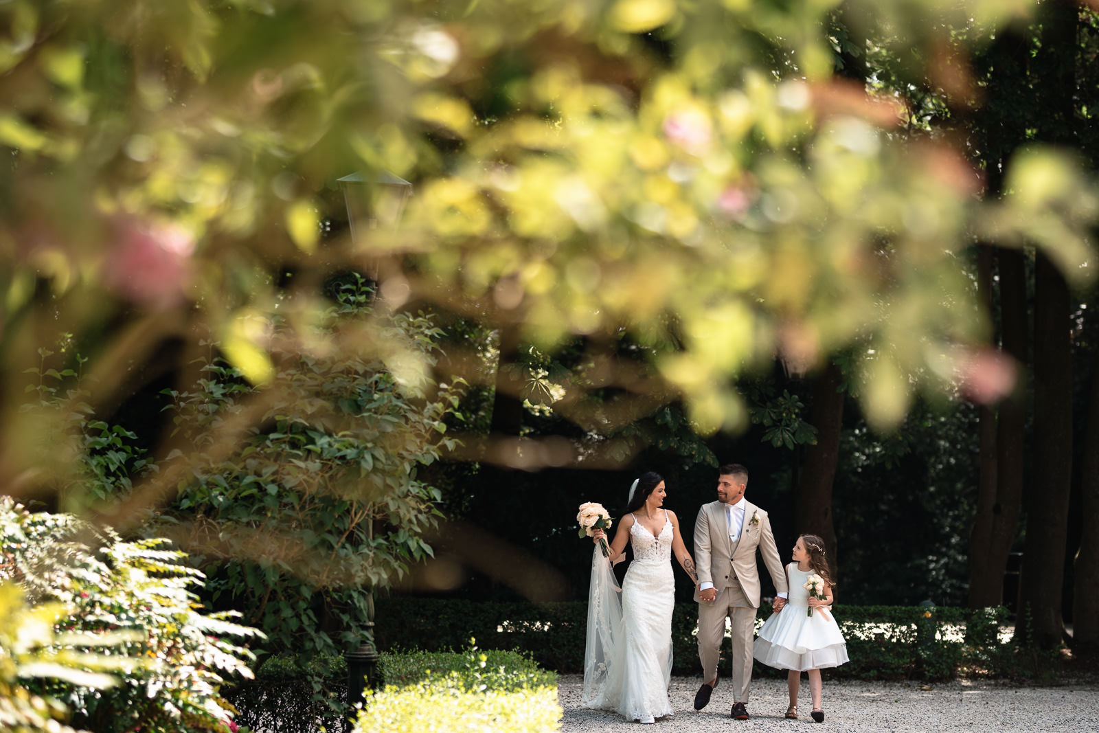 Fotoshoot bruidspaar met dochter bij kasteel de Wittenburg in Wassenaar