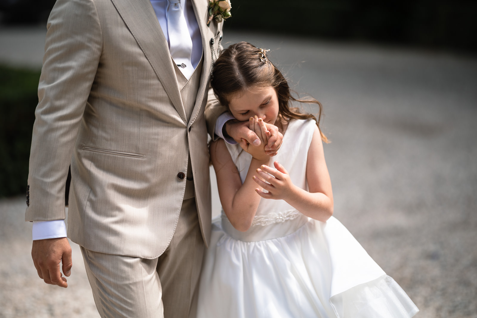 fotoshoot bruidegom met dochter bij kasteel de Wittenburg in Wassenaar