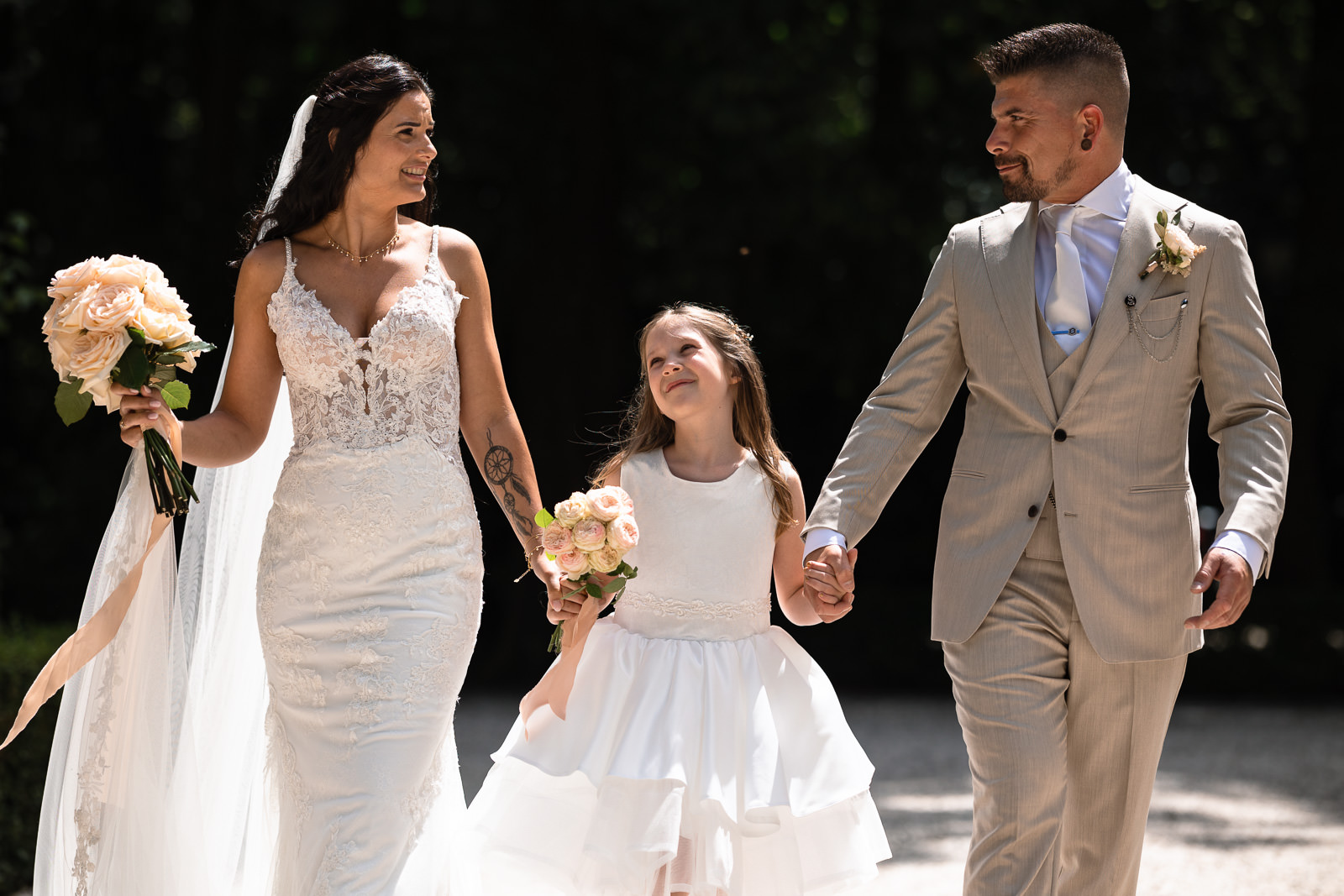 Fotoshoot bruidspaar met hun dochter bij kasteel de Wittenburg in Wassenaar