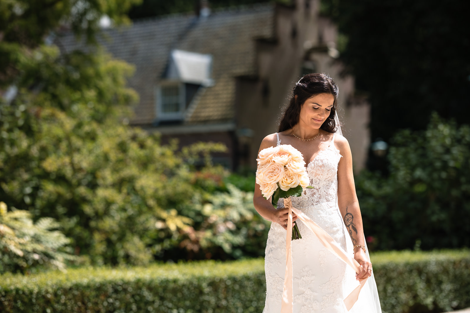 Bruid met bruidsboeket van beyond blossom bij kasteel de Wittenburg in Wassenaar