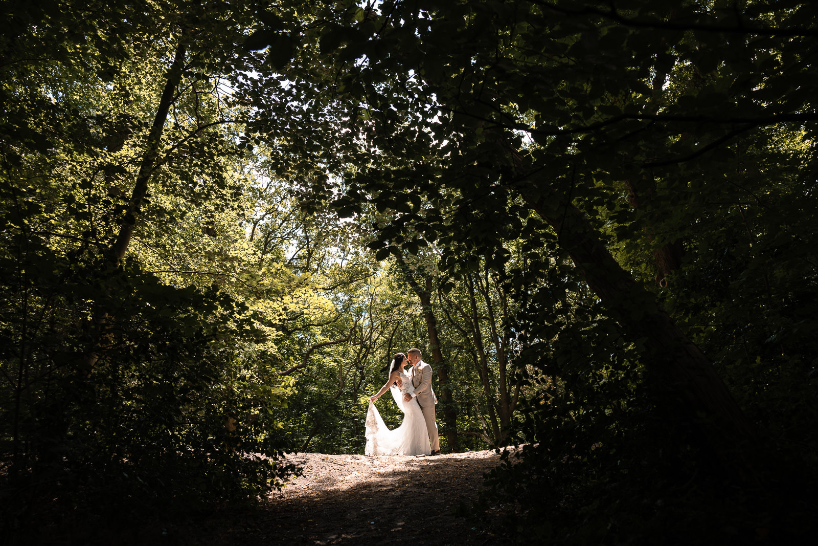 Fotoshoot bruidspaar op landgoed bij kasteel de Wittenburg in Wassenaar