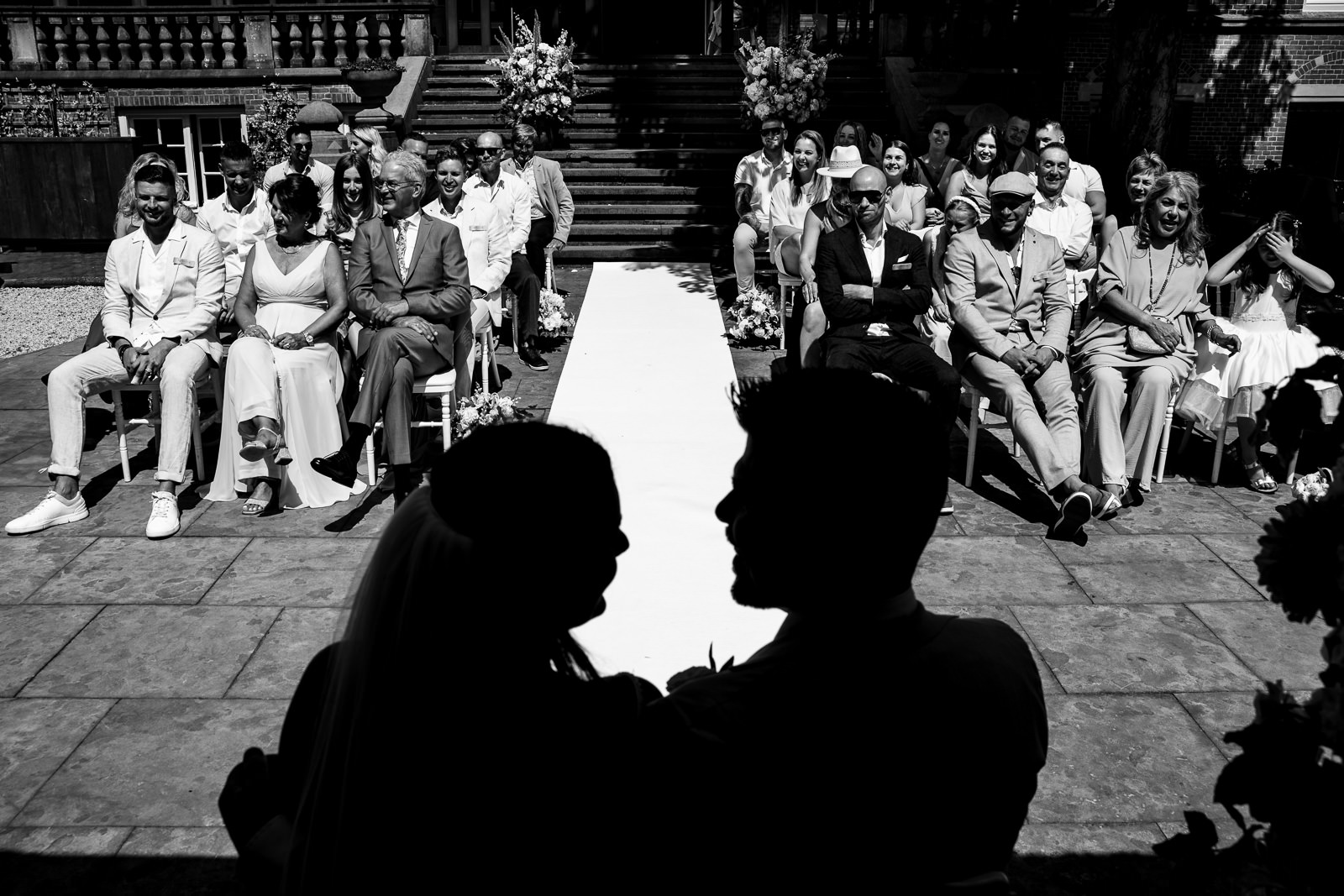Creatief silhouette tijdens de trouwceremonie bij kasteel de Wittenburg in Wassenaar