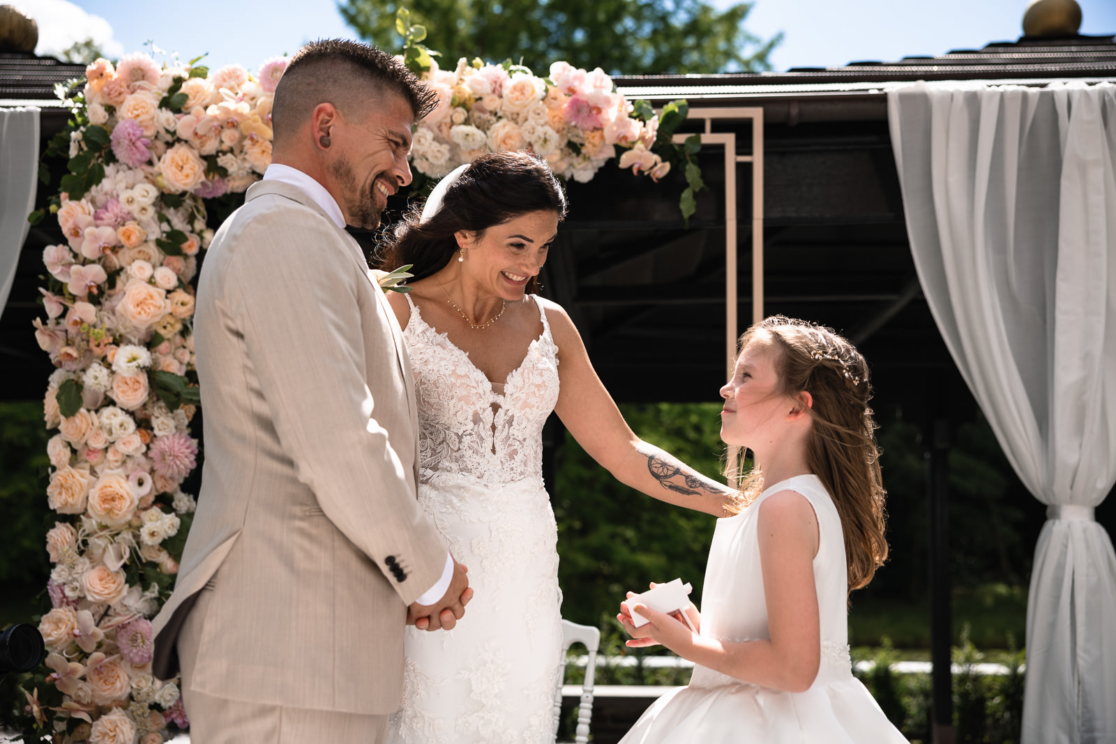 Ringen moment tijdens de ceremonie bij kasteel de Wittenburg in Wassenaar