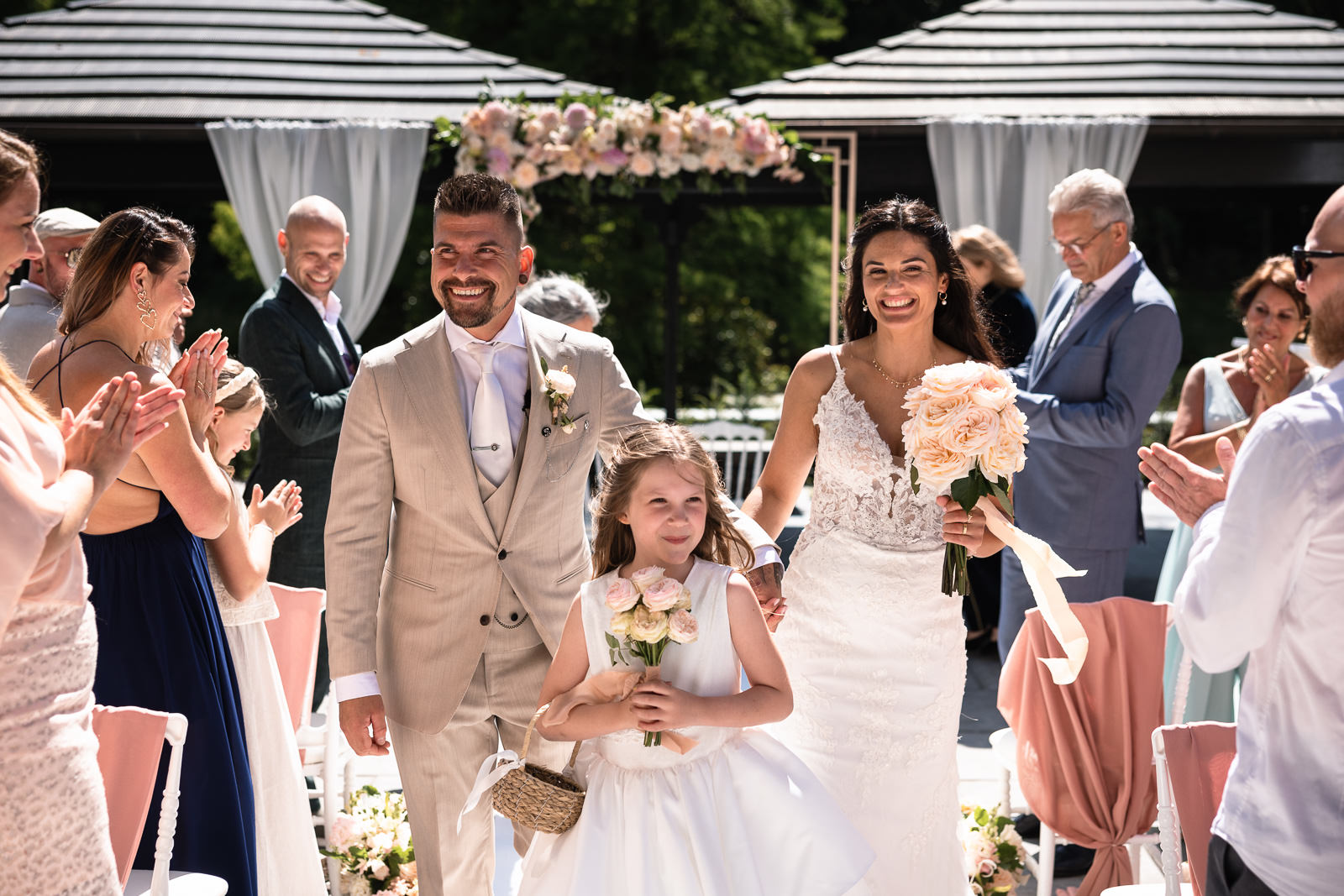 Ceremonie Exit bruidspaar met dochter bij kasteel de Wittenburg in Wassenaar