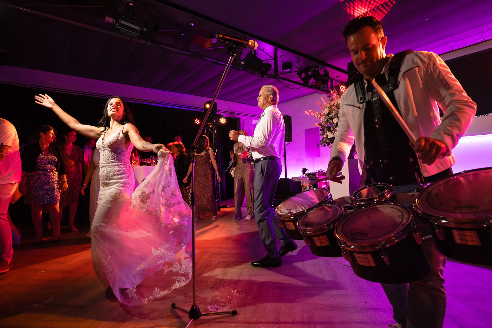 Dansende bruid op huwelijksfeest bij kasteel de Wittenburg in Wassenaar