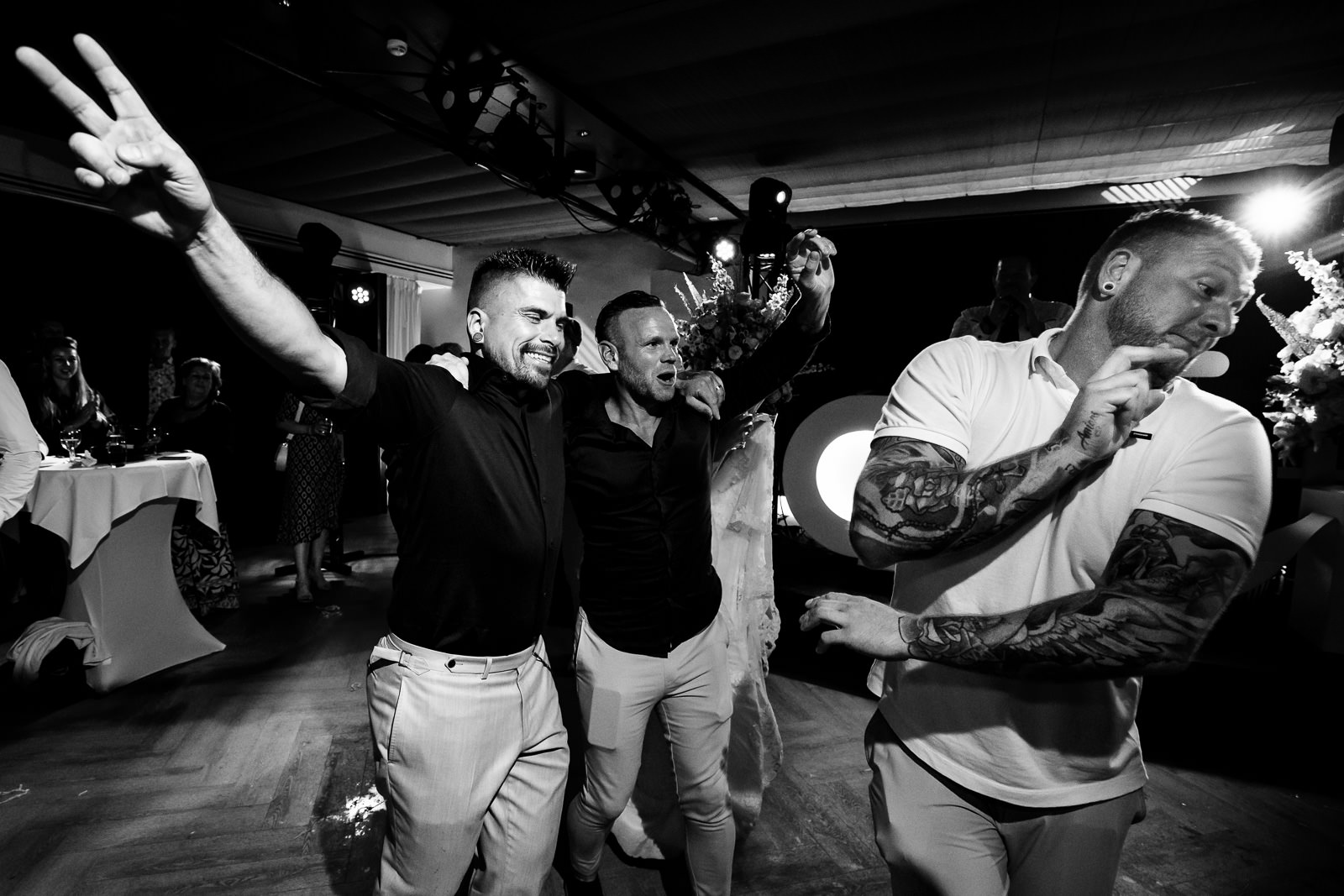 Dansende bruidegom op huwelijksfeest bij kasteel de Wittenburg in Wassenaar