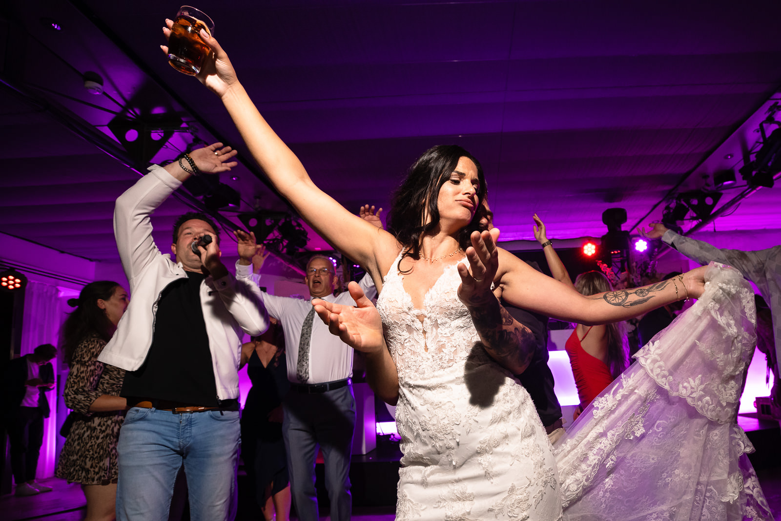 Dansende bruid tijdens live optreden bij kasteel de Wittenburg in Wassenaar