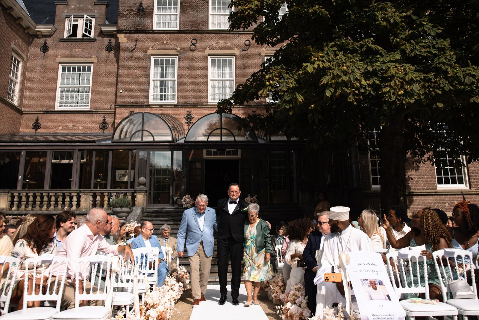Bruidegom Ronald komt samen met zijn familie aan bij de trouwlocatie voor de ceremonie.