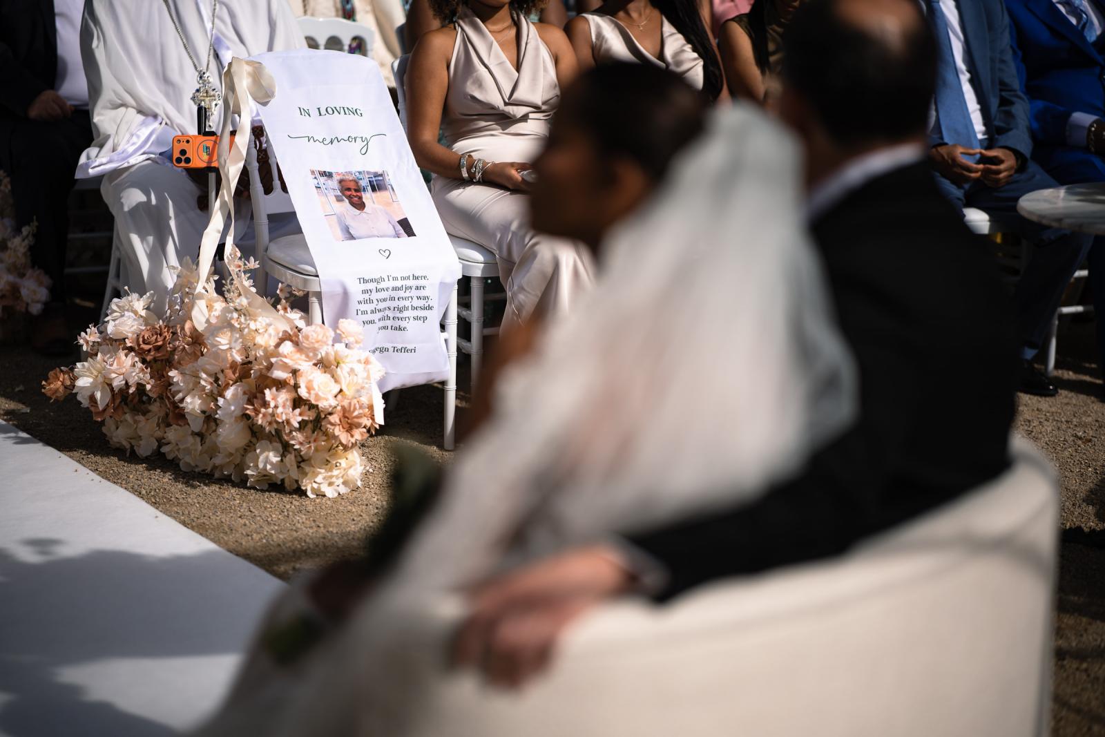 Een lege stoel met een foto als liefdevol eerbetoon en herinnering aan een afwezige dierbare bij de ceremonie.