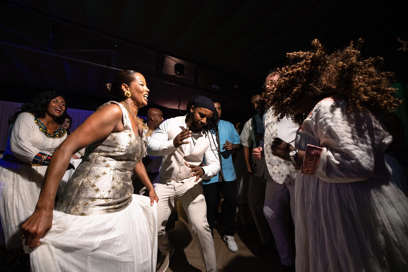 Uitbundige sfeer en energieke dansers op de volle dansvloer tijdens de Ethiopische feesttradities.