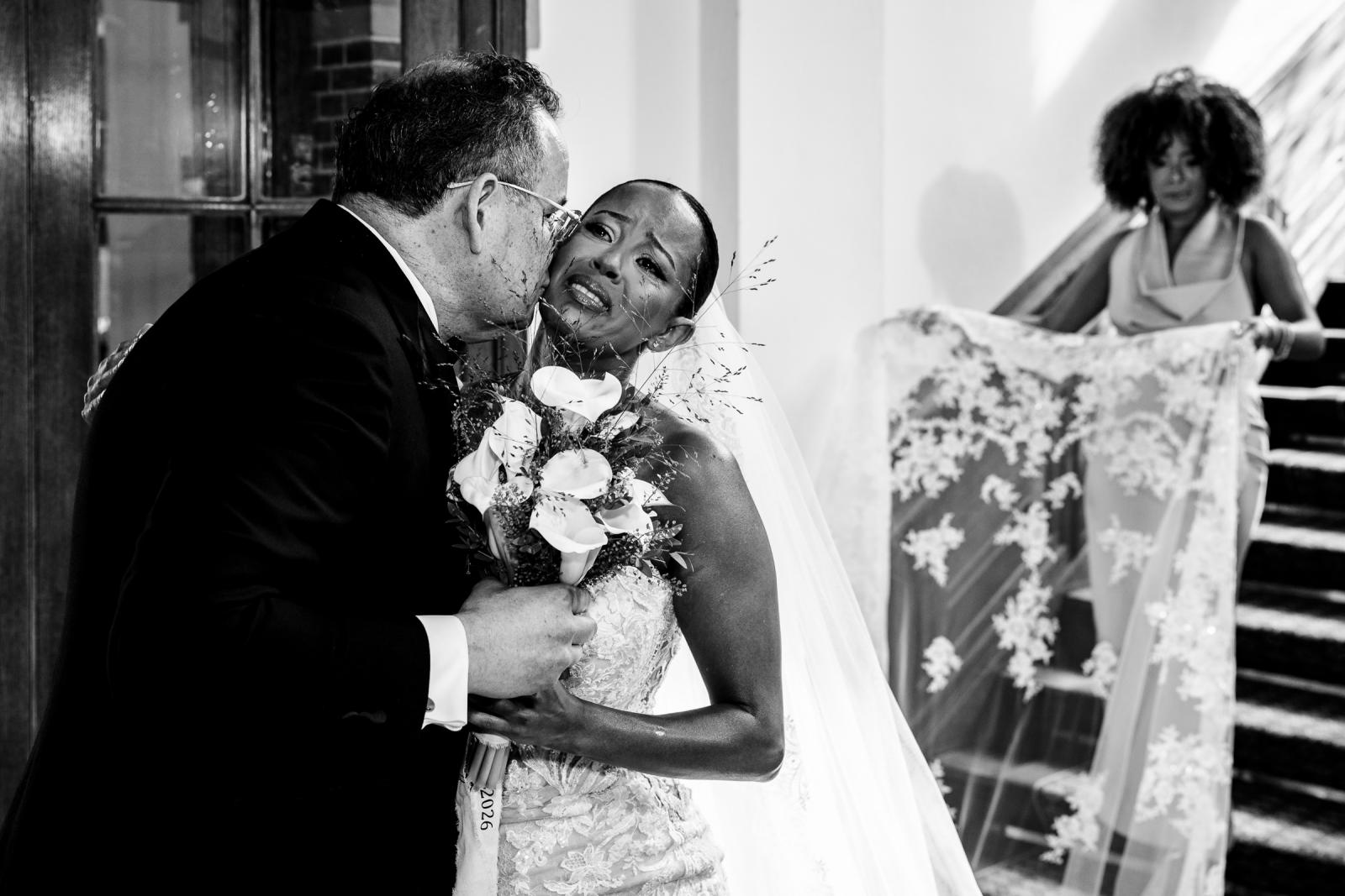 Liefdevol en emotioneel moment en omhelzing tussen Ronald en Tigist na de first look.