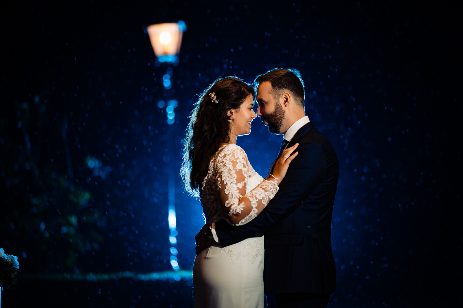 Regen fotoshoot met trouwfotograaf Den Haag