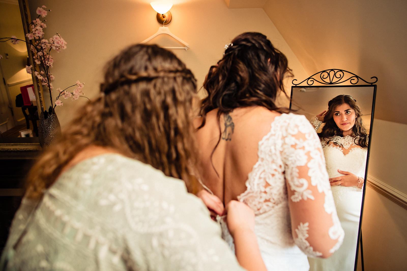 Trouwfotograaf Intieme Corona bruiloft aankleden bruid