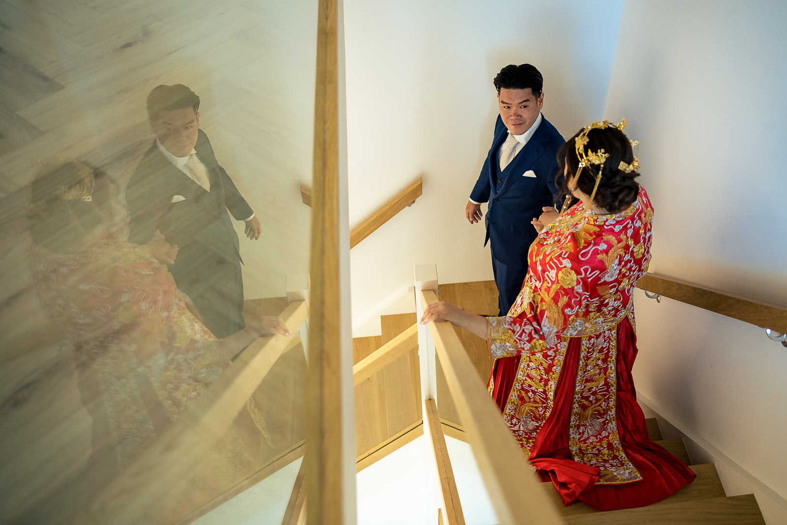 Trouwfotograaf Chinese bruiloft bruidegom neemt zijn bruid mee naar de familie