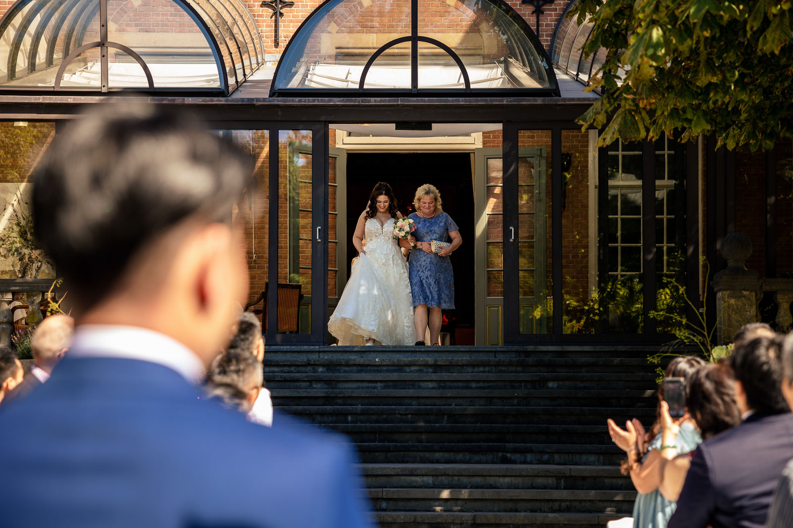 Trouwfotograaf Chinese bruiloft trouw ceremonie bruid komt met moeder