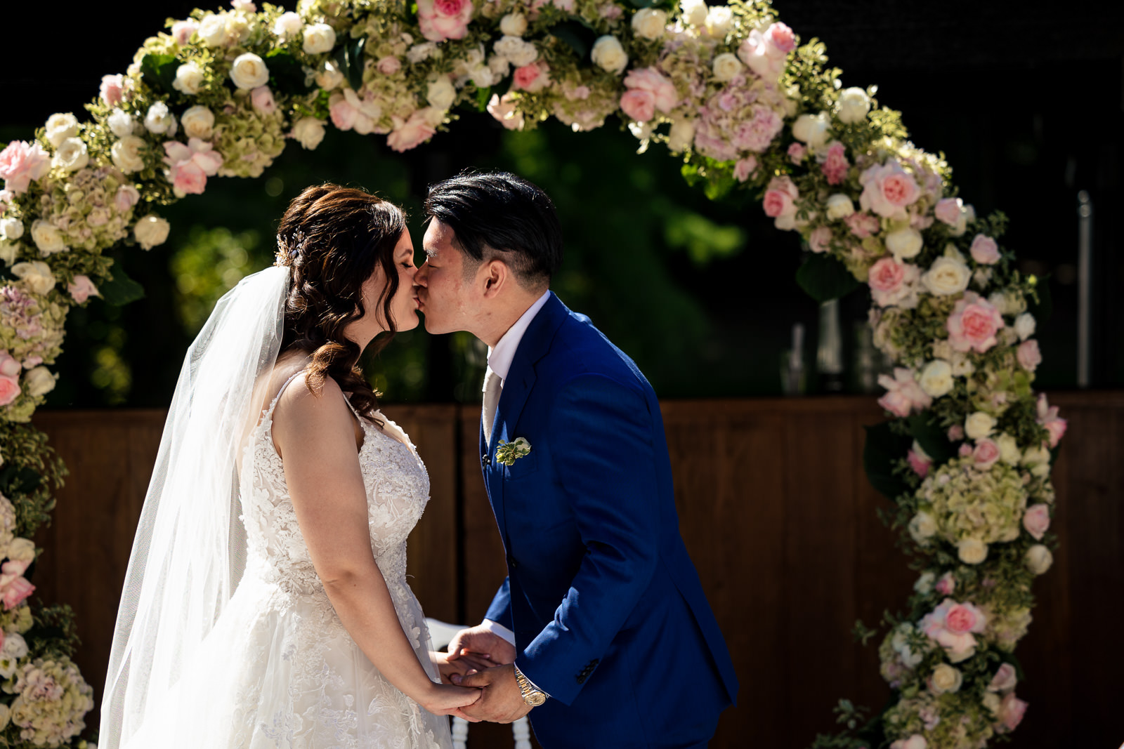 Trouwfotograaf Chinese bruiloft first kiss tijdens trouw ceremonie