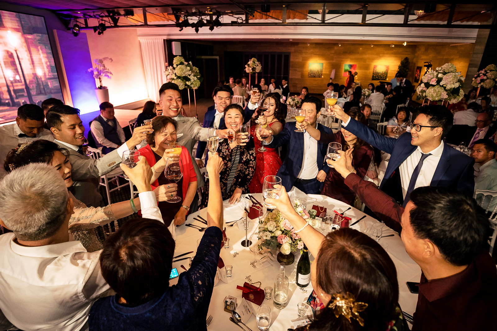 Trouwfotograaf Chinese bruiloft proost moment tijdens diner